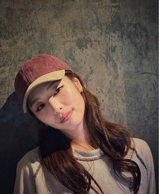 Short Brim Vintage Red and White 茜色と白色